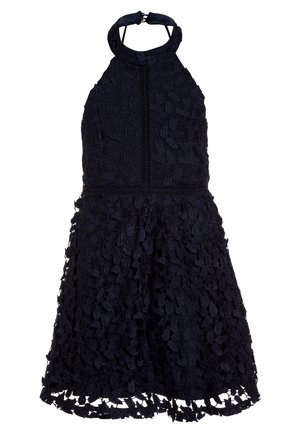 Granatowa sukienka na szyję typu halter z kwiatową, teksturowaną koronką na wierzchu i rozkloszowaną spódnicą, charakteryzująca się dopasowaną talią i detalami wykończonymi szydełkiem.