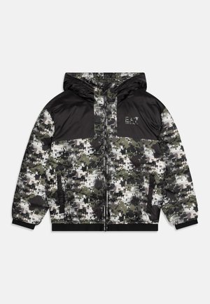 Gevoerde jas met een camouflagepatroon in groen, zwart en wit. Beschikt over een zwart bovenstuk, capuchon en elastische manchetten en zoom.