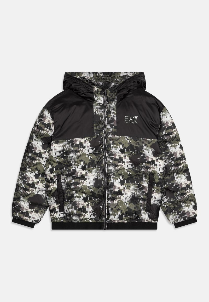 Padded Jacke mit einem Tarnmuster in Grün, Schwarz und Weiß. Verfügt über einen schwarzen oberen Bereich, eine Kapuze sowie elastische Bündchen und Saum.