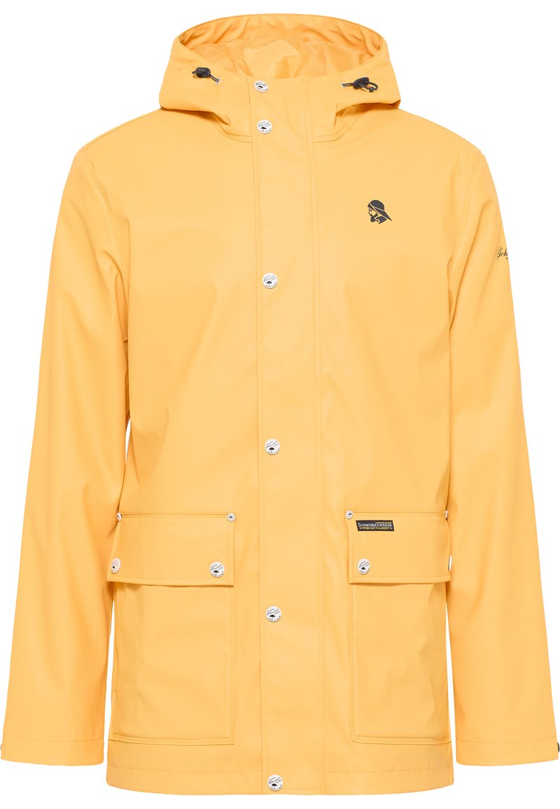 Chaqueta impermeable amarilla con capucha, botones a presión y dos bolsillos frontales. Presenta un pequeño logotipo en el pecho y una textura suave y brillante.