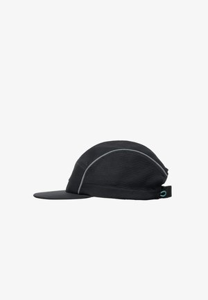 Gorra negra con un diseño estructurado, que presenta paneles de malla, acentos grises y un visera flexible. Incluye una correa trasera ajustable.