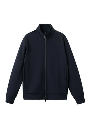 Granatowa kurtka na pełny zamek z wysokim kołnierzem, długimi rękawami, dwoma pionowymi bocznymi kieszeniami oraz ściągaczami przy mankietach i dolnym brzegu.