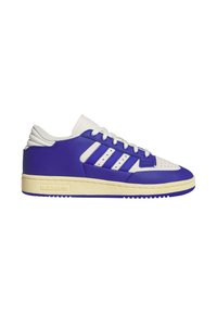 Lage sneaker met witte neus en veters, paarse leren zijkanten met witte strepen, en een beige zool met Adidas-logo.