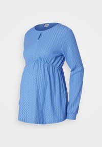 Svetle modré dlouhé těhotenské tričko s texturovaným vzorem, kulatým výstřihem a nařaseným pasem pro pohodlné nošení.