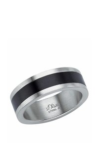 Stalen ring met een gepolijste zilveren buitenkant en een zwarte geborstelde metalen band in het midden. Glad oppervlak, afgeronde randen en gegraveerde details aan de binnenzijde.