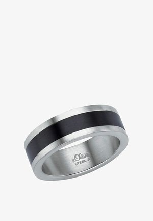 Stalowy pierścień z polerowanym srebrnym wykończeniem i czarnym szczotkowanym metalowym pasem na środku. Gładka powierzchnia, zaokrąglone brzegi i wyryte detale wewnątrz.