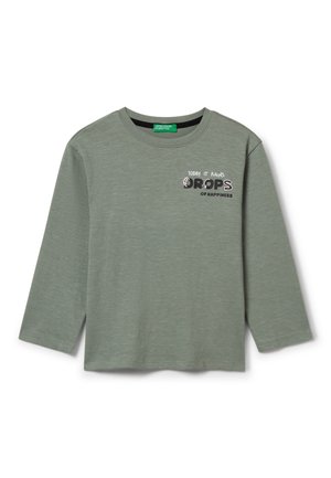 Langärmliges, salbeigrünes Baumwoll-T-Shirt mit schwarzem und weißem Grafiktext "Heute regnet es TRÄNEN DER FREUDE" auf der Vorderseite. Rundhalsausschnitt.