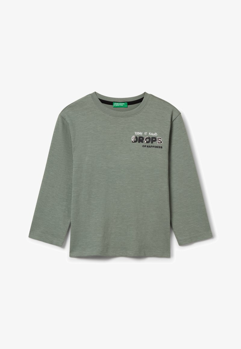 T-shirt a maniche lunghe in cotone verde salvia con grafica testuale in bianco e nero "Oggi piove Gocce di Felicità" sul davanti. Design a girocollo.