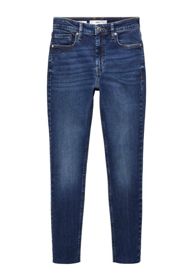 Jeans skinny en denim avec une texture lisse, présentant un design classique à cinq poches et une fermeture éclair avec un bouton en métal.