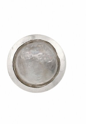 Orecchino a perno rotondo in argento con una pietra bianca liscia e traslucida al centro, su sfondo bianco.