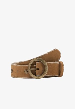Ceinture en daim fauve avec coutures blanches contrastantes, boucle ronde en laiton et éléments décoratifs en métal. Texture douce et design élégant.