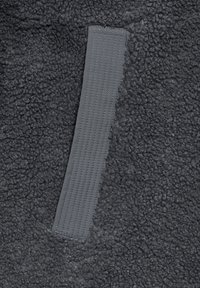 Tissu en polaire gris avec une surface texturée, présentant une bande grise plate cousue dessus. Le tissu est doux et épais.