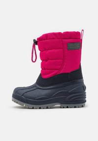 Bottes de neige imperméables avec un dessus matelassé rose et une partie inférieure noire, dotées d'une semelle en caoutchouc texturé et d'un cordon ajustable.