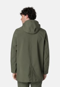 Parka impermeabile verde oliva con cappuccio, caratterizzata da una texture liscia, un taglio dritto e dettagli di cucitura minimi.