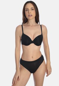 Schwarzes BH-Set mit passendem hochgeschnittenen Slip, aus glattem Stoff, mit gepolsterten Cups und verstellbaren Trägern im minimalistischen Design.