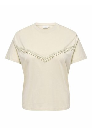 Kremowy t-shirt z krótkim rękawem, z koronkowym wykończeniem w kształcie litery V, ozdobionym małymi zwisającymi koralikami na wysokości klatki piersiowej.