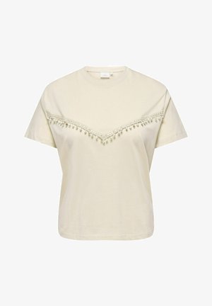 Crème kleurig T-shirt met korte mouwen en een V-vormige kanten bies versierd met kleine, hangende kraaltjes over de borst.