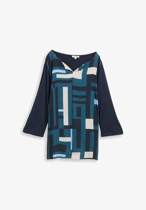Blå og marine top med et geometrisk mønster i forskellige nuancer af blå og creme. V-hals og trekvart ærmer. Glat stof.