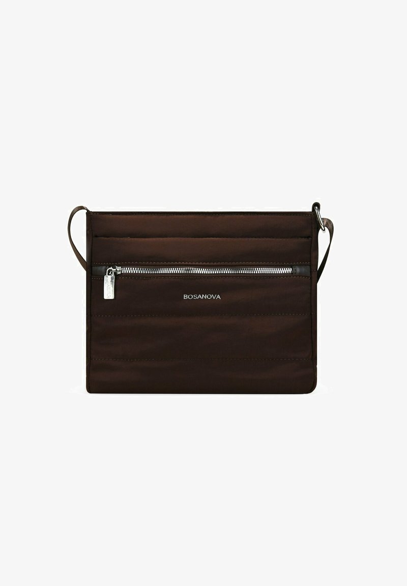 Bolso crossbody de nylon marrón con una superficie texturizada, que cuenta con un bolsillo frontal con cremallera y un logotipo sencillo. Equipado con una correa ajustable.