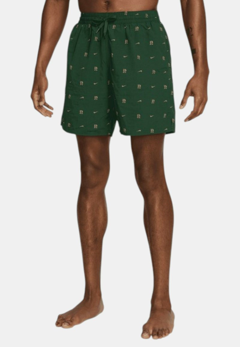 Costumi da bagno verdi con vita regolabile tramite cordino, caratterizzati da un motivo ripetuto color beige chiaro e piccoli loghi Nike sparsi. Tessuto morbido al tatto.