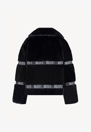 Zwarte nepbontjas met een kraag, voorzien van horizontale panelen en contrasterende merkaccenten. Gestructureerd, zacht materiaal met een boxy vorm.