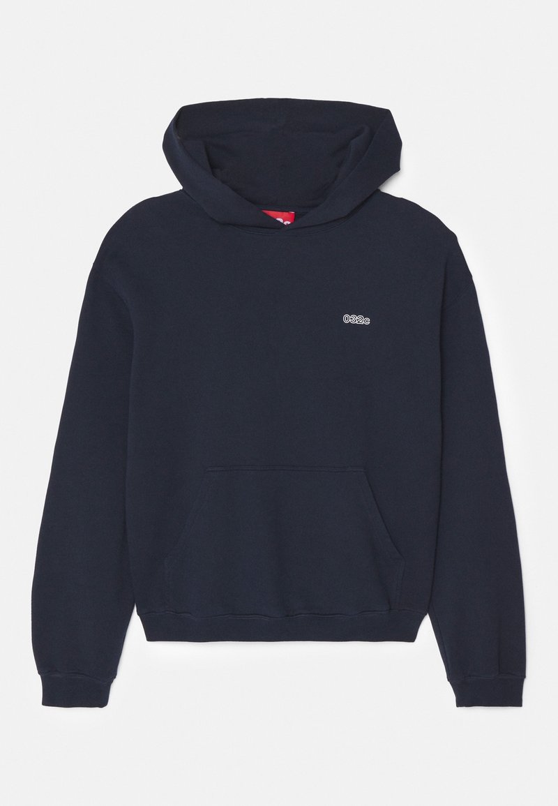Sweat à capuche bleu marine avec poche kangourou et petit logo blanc "032c" sur la poitrine gauche, présenté sur fond blanc.