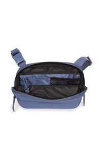 Blå, rektangulär väska gjord av slitstarkt material; har en zippered fack med ytterligare fickor, en av meshtyp, och en avtagbar rem.