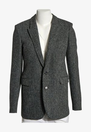 Dunkelgrauer Blazer mit Fischgrätenmuster, zwei Knöpfen, Kerbkragen und vorderen Klappentaschen an einem weißen Schaufensterkörper.