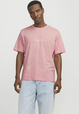 Lichtroze katoenen t-shirt met korte mouwen en een ontspannen pasvorm. Heeft een witte 'Originals Studio' logo gecentreerd op de borst.