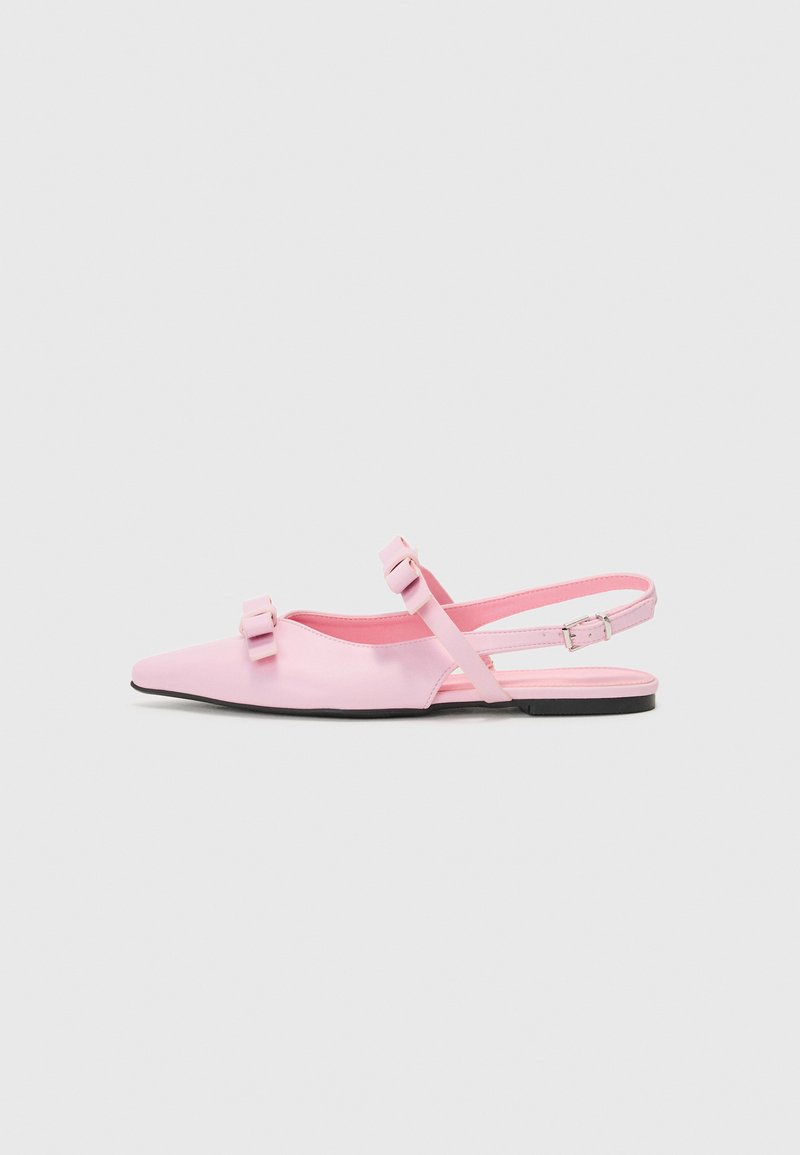 Des chaussures slingback plates roses, à bout pointu et deux nœuds décoratifs. Matériau synthétique lisse, design minimaliste et une fine bride autour de la cheville.