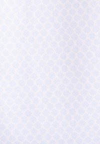 Tissu blanc avec un motif répétitif subtil de formes hexagonales bleu clair, créant un design géométrique texturé.