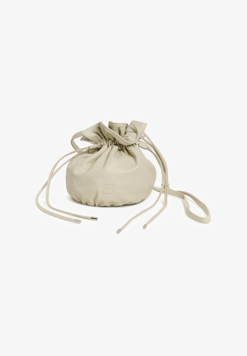 Petit sac en cuir beige à cordon avec longues bandoulières et un logo subtilement embossé à l'avant.