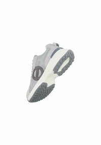 Grijze sportbasketschoen gemaakt van een mix van suede en gaasmaterialen, met een prominent logo, een met textuur afgewerkte loopzool en een gepolsterde kraag voor comfort.
