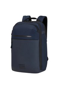 Zaino blu navy realizzato in tessuto resistente, con una tasca frontale con zip, spallacci imbottiti e una forma rettangolare elegante. Accenti testurizzati inclusi.