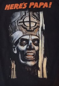 Zwart T-shirt met een grafische print van een skeletfiguur met een prominente kroon, die een brede grijns toont en zich tegen een donkere achtergrond afspeelt.