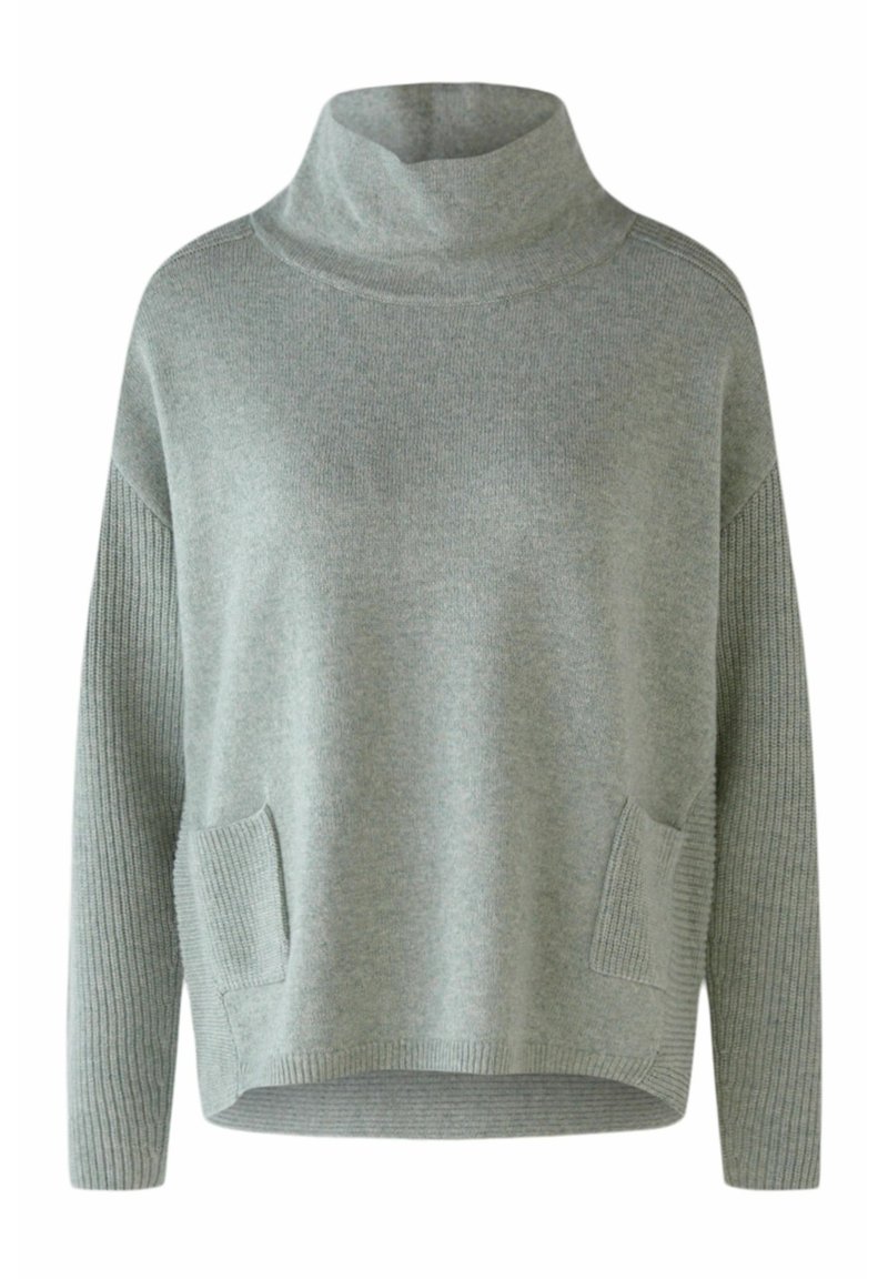 Maglione grigio chiaro con collo alto, dettagli a coste sulle maniche e sul fondo, e due tasche anteriori. Tessuto morbido e a maglia testurizzata.