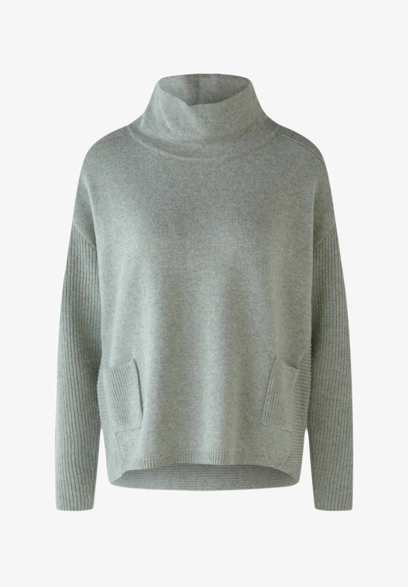 Maglione grigio chiaro con collo alto, dettagli a coste sulle maniche e sul fondo, e due tasche anteriori. Tessuto morbido e a maglia testurizzata.