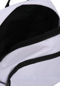 Sac à dos violet clair avec une fermeture éclair et des bordures noires. Dispose d'un intérieur noir spacieux avec des poches pour l'organisation. Tissu durable.