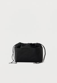 Borsa nera con coulisse in tessuto liscio. Forma rettangolare con apertura superiore arricciata e dettagli in metallo argentato. Design semplice e funzionale.