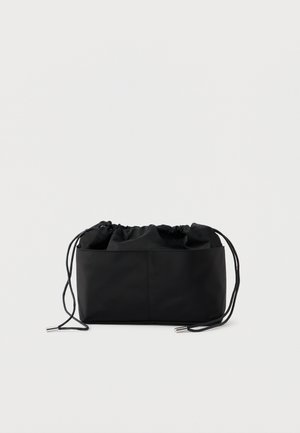 Borsa nera con coulisse in tessuto liscio. Forma rettangolare con apertura superiore arricciata e dettagli in metallo argentato. Design semplice e funzionale.