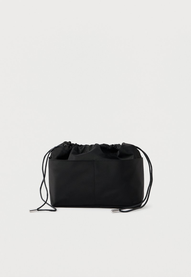 Borsa nera con coulisse in tessuto liscio. Forma rettangolare con apertura superiore arricciata e dettagli in metallo argentato. Design semplice e funzionale.