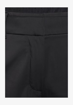 Čierna, hladká látka nohavíc s tvarovaným pásom, s čistými líniami a jemným šitím. Žiadne viditeľné vzory ani hardvérové detaily.