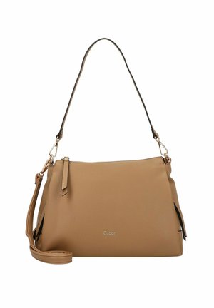 Hellbraune Handtasche mit einer strukturierten Oberfläche, langem Schulterriemen und goldfarbenen Beschlägen. Auf der Vorderseite befindet sich ein eingeprägtes Logo.