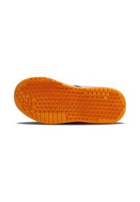 Oranje rubberen schoenzool met een hexagonaal patroon en getextureerde groeven voor grip. Ronde neus en gladde randen.