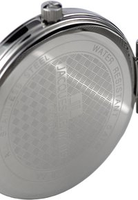 Reloj de bolsillo de acero inoxidable con un fondo texturizado, que presenta la inscripción "RESISTENTE AL AGUA" y grabado de la marca, forma circular y acabado pulido.