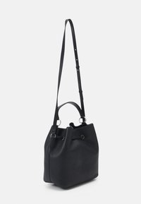 Borsa a secchiello in pelle nera con finitura strutturata, tracolla regolabile, manico superiore e chiusura con coulisse. Design compatto e strutturato.