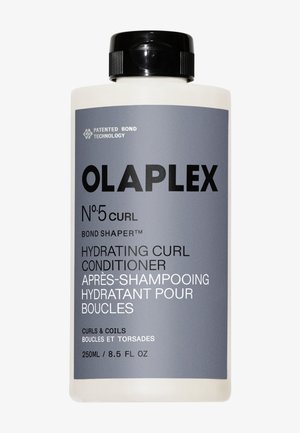 Flesje Olaplex No. 5 Curl Hydrating Curl Conditioner met zwarte dop, grijs etiket, 250 ml voor krullen en spiralen, tekst in het Engels en Frans.