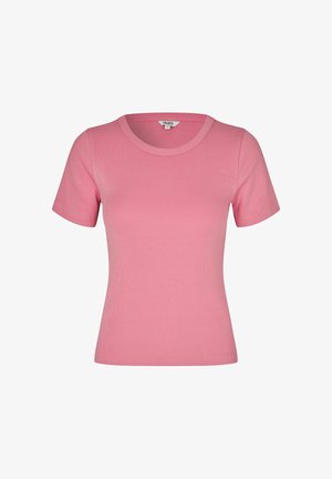 Korte mouwen, aansluitend geribd roze T-shirt met ronde hals op een witte achtergrond.