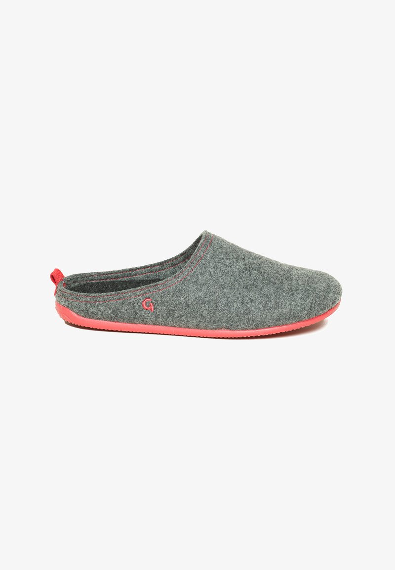 Chausson en feutre gris avec un bout arrondi, semelle en caoutchouc rouge et couture contrastante. Design à dos ouvert avec une petite boucle pour un enfilage facile.