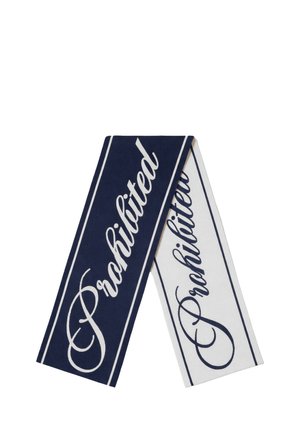 Sciarpa piegata a forma di V invertita con "Prohibited" scritto in corsivo su sezioni blu navy e bianche con sottili linee di bordo.